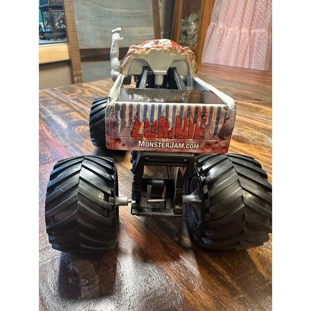 Monster Jam Zombie Monster Truck 1:24 Scale Die-Cast Toy Vehicle 2021 BKT Tires - Picture 6 of 11